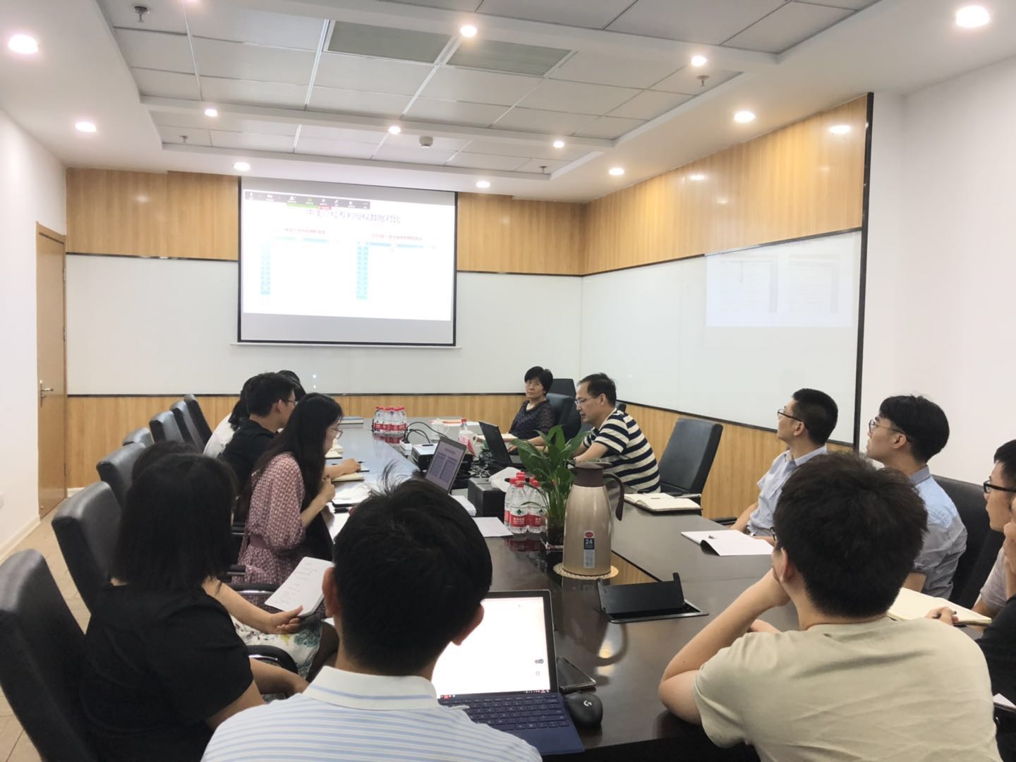 南理工知识产权学院教授朱显国老师为团队授课